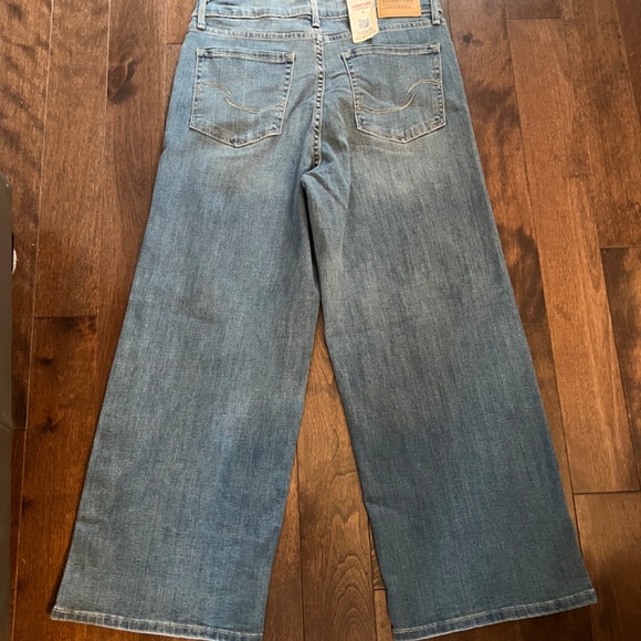 Levi’s mid rise wide leg capri - Picture 4 of 5